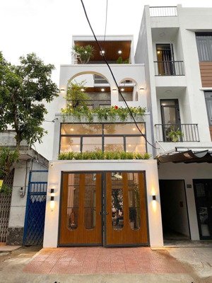 cắt lỗ 300tr nhà 3 tầng liền kề nhà văn hóa bình chánh, mặt tiền hương lộ 10, sổ sẵn