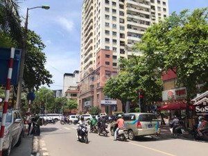 bán tầng 1 tập thể mặt phố nguyên hồng. diện tích: 80m2, mt:4m, 9.8 tỷ. kinh doanh sầm uất