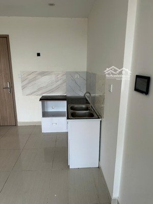 cho thuê căn hộ 1pn + 43m2 nội thất cơ bản có kệ bếp, điều hòa, nóng lạnh, rèm giá 7tr/th