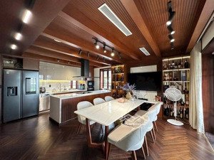 biệt thự phố 130m2 nội thất cao cấp xin xò hệ thống điện thông minh ngay vườn hoa công viên