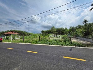 chào bán block 7 lô liền kề. đường 5m. sát đường nhựa lớn. thông ra vành đai nam kì khởi nghĩa