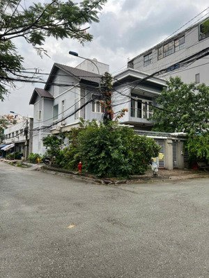 cho thuê gấp nhà biệt thự trong khu làng đại học, full 4pn giá 20tr/th. lh: 