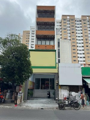 mặt tiền tòa nhà đường lạc long quân ngay ngã tư âu cơ.