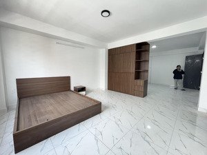 cho thuê 1 phòng ngủ 1 phòng khách, full nội thất, rộng hơn 40m2, có cửa sổ trời thoáng