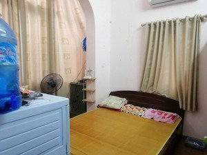 cho thuê nhà 3 tầng, 28 m2, 02 ngủ 02 vệ sinh, đối diện royal city