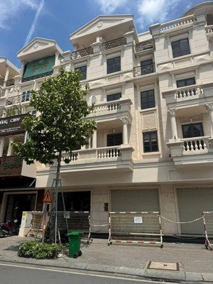 siêu phẩm nhà phố liền kề ngay trung tâm tp.hcm diện tích 90m2 giá đầu tư chỉ 2tỷ4 sổ hồng riêng