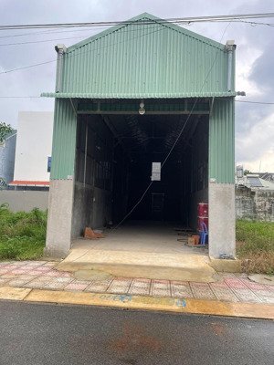 cho thuê kho 130m2 tại trung tâm tp. đồng xoài, 4,5 triệu/th, cơ bản, 1wc, mặt tiền 5.4m