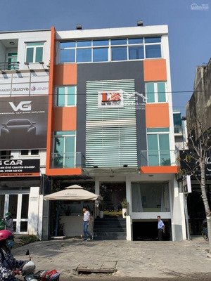 nhà ngay vòng xoay trần não 10m*17m hầm trệt 3 lầu suốt thang máy 99 triệu/tháng
