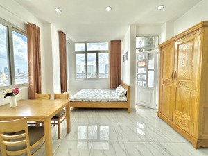 căn hộ ban công nguyễn hữu cảnh view quận 1, có thang máy
