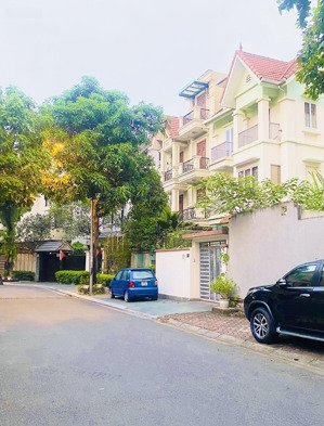bán biệt thự bt7 việt hưng, dt 175m2, mt 11m, sân vườn, vỉa hè, ô tô đỗ. sát công viên, trường