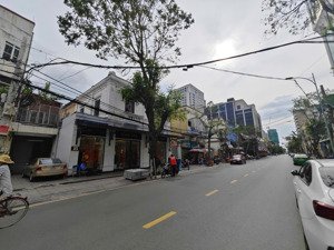 cho thuê nhà lô góc mặt phố điện biên phủ. vị trí đẹp, gần highlands coffee