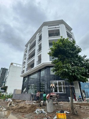 cho thuê vp dtsd 850m2 5 tầng giá 150tr/th, mt đường lê hiến mai, đảo kim cương q.
2, lh 