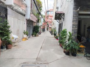 định cư úc cần bán gấp nhà hẻm xe 7 chỗ phan đăng lưu. dt: 4x15m vuông. trệt, 3 lầu. chỉ 9.4 tỷ