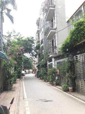 đất đẹp phố đức giang - ngõ thông - ô tô đỗ cửa, vào đất - mặt tiền rộng đẹp.