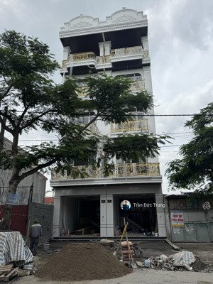 mặt đường nguyễn công hoà dt ~80m2 có thang máy trước hồ nước siêu mát mẻ