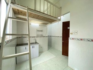 chính chủ cho thuê căn phòng nội thất cơ bản gần cầu chữ y - quận 1