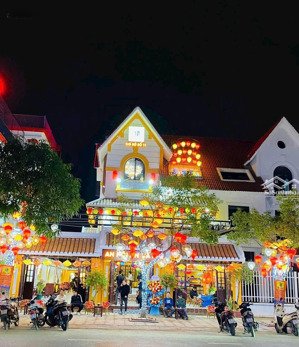 hot! cho thuê nhà biệt thự mặt phố trần thái tông, dt 200mx4 tầng, mt lô góc 20m, vị trí siêu đẹp