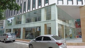 cho thuê 200 m2 showroom, cửa hàng tại tầng 1 của tòa nhà 8 tầng mặt đường láng, p. láng - hà nội