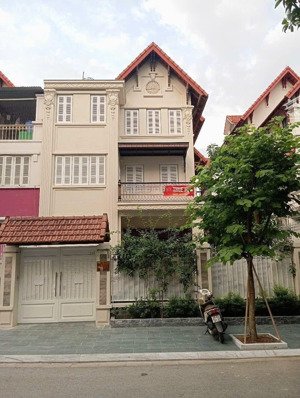 cho thuê nguyên căn biệt thự việt hưng - gần vinhomes riverside - vỉa hè - ô tô tránh