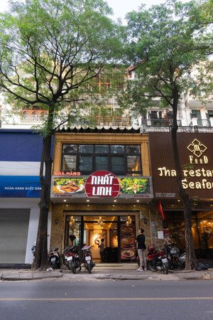 gấp! cho mặt bằng kinh doanh phố trung hòa,trung tâm phố kinh doanh sầm uất dt 145m x4 tầng, mt 6m