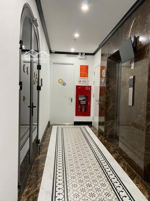 bán nhà phố dịch vọng hậu diện tích 190m 9 tầng mt 15m lô góc, 3 thoáng hiện cho thuê 250tr/th.