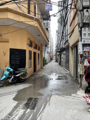 nhà đep lô góc thang may ô tô 7 chỗ đỗ cửa