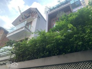 cần bán biệt thự khu lê văn lương, trung hòa. dt: 133m2. mt: 7m. xây thô, giá cực kỳ hợp lý