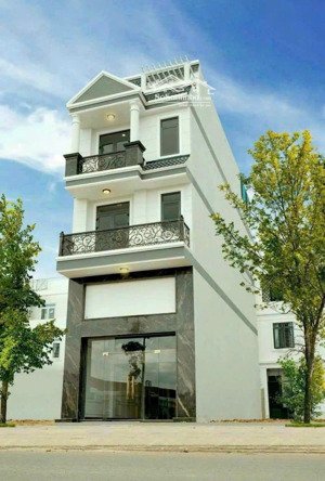 1tỷ9 (thương lượng) nhà 3 lầu sổ riêng sỡ hữu lâu dài bến lức