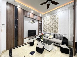 bán nhà 5 tầng,3 ngủ còn mới phố bồ đề long biên