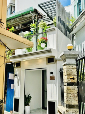em bán rất gấp căn nhà đẹp 30m2 2 tầng giá dưới đáy 4,24 tỷ quận phú nhuận trong tháng 7