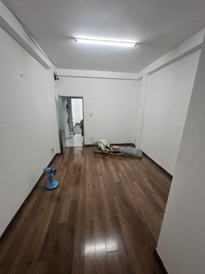 cho thuê full tầng 1 - 2 phòng ngủ, 1 nhà vệ sinh , trong nhà riêng 3 tầng. ngay ngã tư hàng xanh