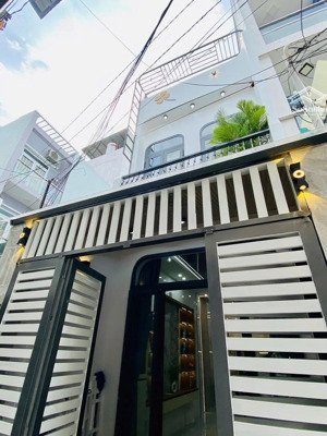 bán gấp nhà 3 tầng, cách nhà thuốc long châu 300m, mt hoàng phan thái, sổ hồng riêng
