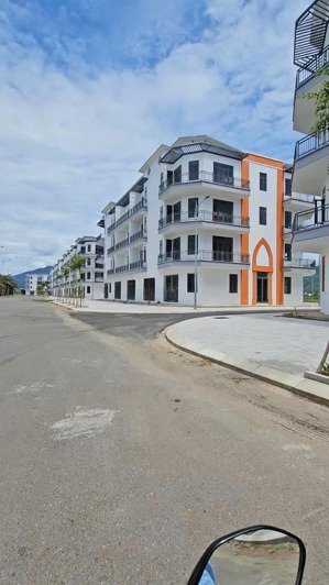 tôi cần bán nhà 4 tầng shophouse dự án ecochamr, view sông cu đê mát mẻ