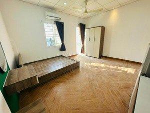 phòng cho thuê bancol 35m2 kỳ đồng q3 gần cầu lê văn sỹ , công trường dân chủ ( ở được 2-3 bạn )