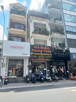 cần tiền,chính chủ cần bán nhà mặt tiền đường lê thị riêng p.bền thành quận 1.dt 60m2 giá 28 tỷ.