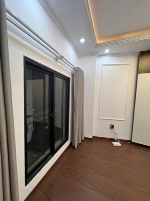 bán nhà 135 bồ đề - long biên dt : 30m - 5 tầng - mt 6.4m ( nở hậu ) gần uỷ ban trường học