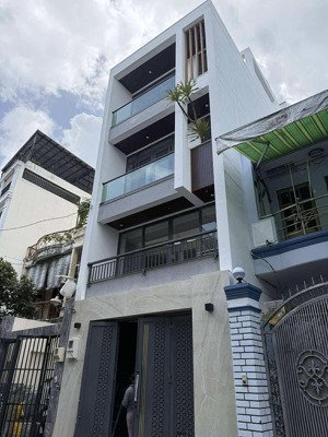 5 tầng mới keng - thang máy - full nội thất - sát mặt tiền - ô tô ngủ trong nhà.