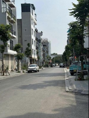 phúc lợi - hà nội - phân lô - vỉa hè - ô tô tránh - ngay gần chợ phúc lợi kinh doanh sầm uất