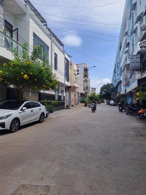 bán lô góc cc mương cát, 2 mặt tiền, đang kinh doanh. 100m2, 2 phòng ngủ, 2 wc, giá rẻ.