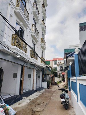 nhà đẹp,có thang máy,có gara ô tô,tiện ích xung quanh đầy đủ nhanh tay k mất cơ hội lh 