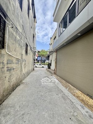 bán nhà cách 1 nhà ra mặt phố nguyễn văn cừ- gara- thang máy. dt:55m2,7 tầng,mt:4.8m.giá:tl