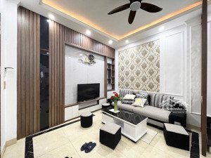 chính chủ gửi bán nhà bồ đề dân xây dt 32m2 - 5 tầng -giá 6.85tỷ - ô tô gần