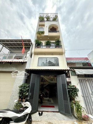 nhà mới xây - full nội thất cao cấp - ô tô vào tận nhà - sổ hoàn công ngay