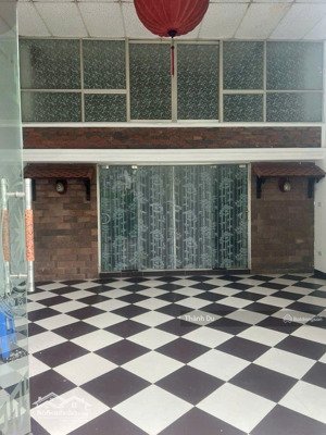 cho thuê mặt bằng kinh doanh ngọc lâm, long biên , 50m2 có gác xép,điều hòa, ô tô qua nhà