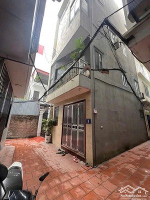 cho thuê nhà 32m2 x 4 tầng. ngõ 337 bát khối, đủ đồ vào ngay ngõ ô tô. giá 8,5tr/th có thương lương