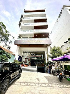 gia đình em cần bán nhà phó đức chính,quận 1 5x15m 5 tầng hđt: 130 triệu gía 28 tỷ.