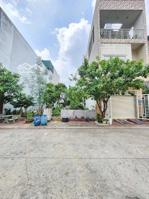 chủ bán ngộp lô đất diện tích 85m2-2tỷ2 gần chợ long phước, quận 9,kdc đông đúc, buôn bán sầm uất