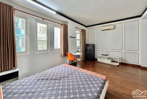 cho thuê studio ban công tone gỗ siêu sang đ. cách mạng tháng 8 gần vòng xoay dân chủ, ga sg