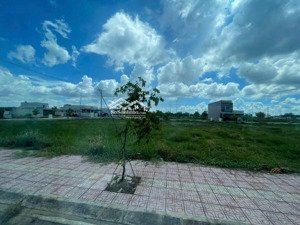 ra nhanh lô đất 100m2 100% thổ cư , shr , 400tr tại đường tránh cần đước , phước đông, cần đước.