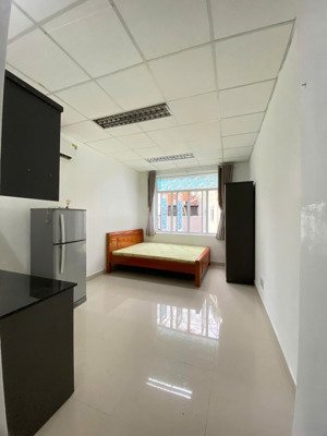 phòng trọ cửa sổ lớn đường điện biên phủ, ngã tư hàng xanh, gần hutech, xvnt, quận 1